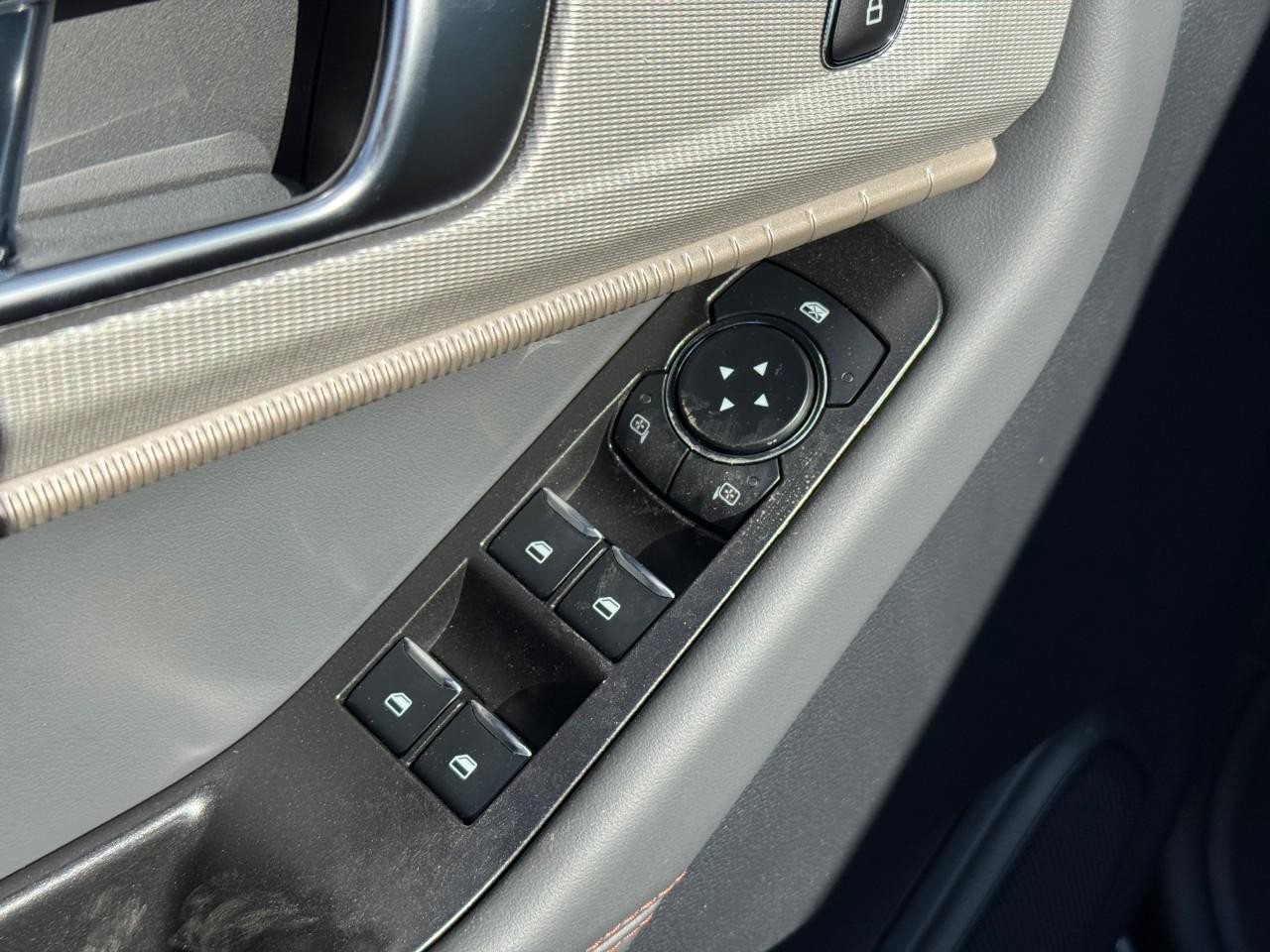 Ford Explorer Vehicle Full-screen Gallery Image 13