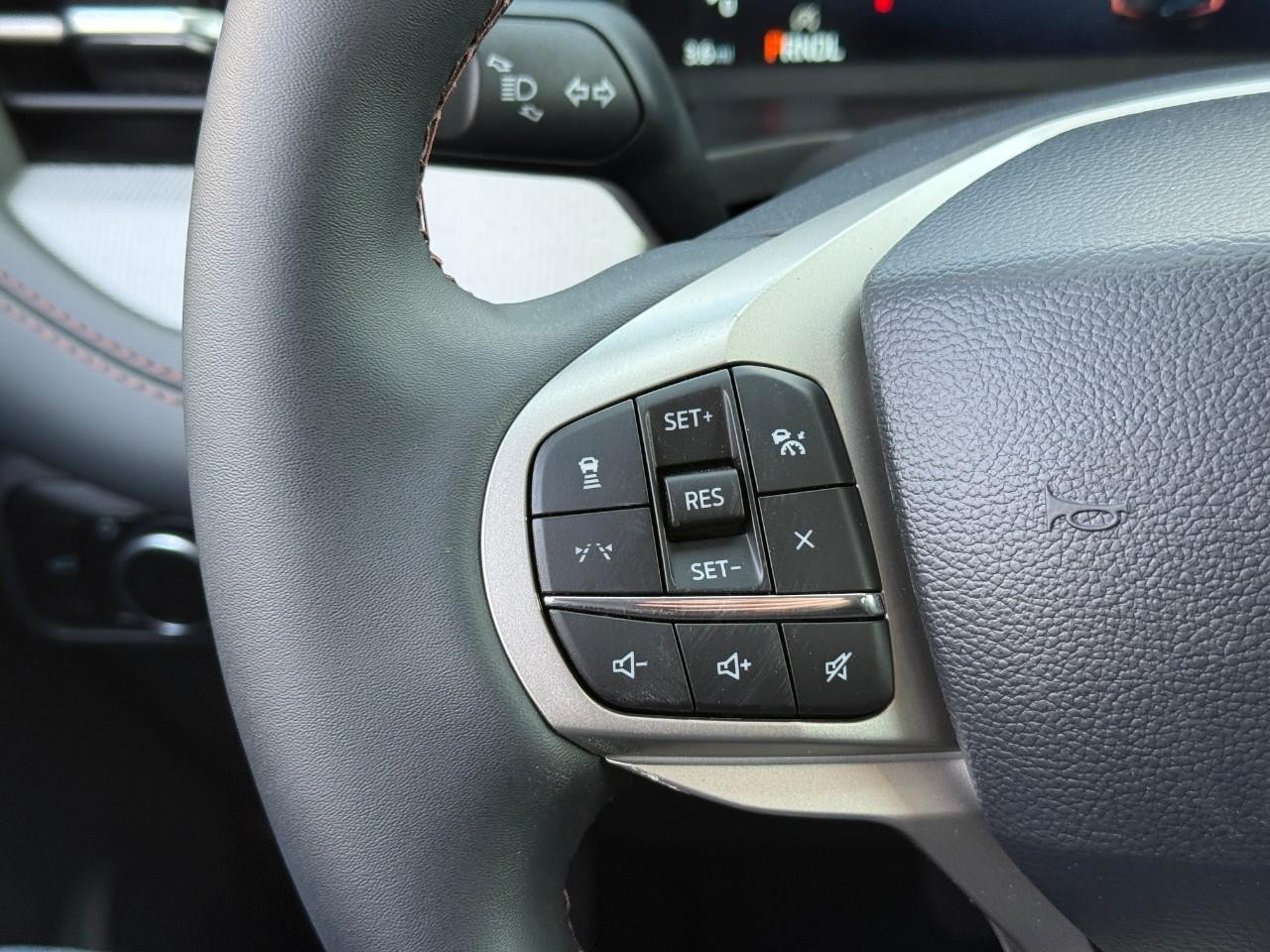 Ford Explorer Vehicle Full-screen Gallery Image 16