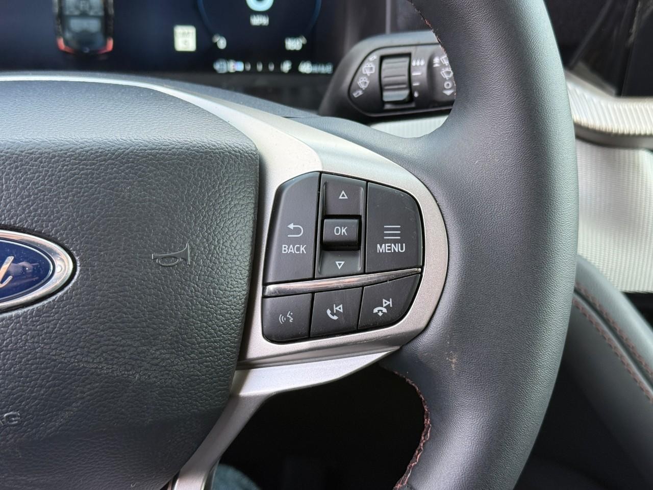 Ford Explorer Vehicle Full-screen Gallery Image 17