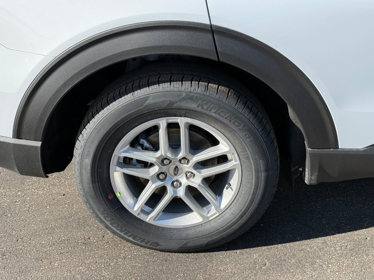 Ford Explorer Vehicle Full-screen Gallery Image 04