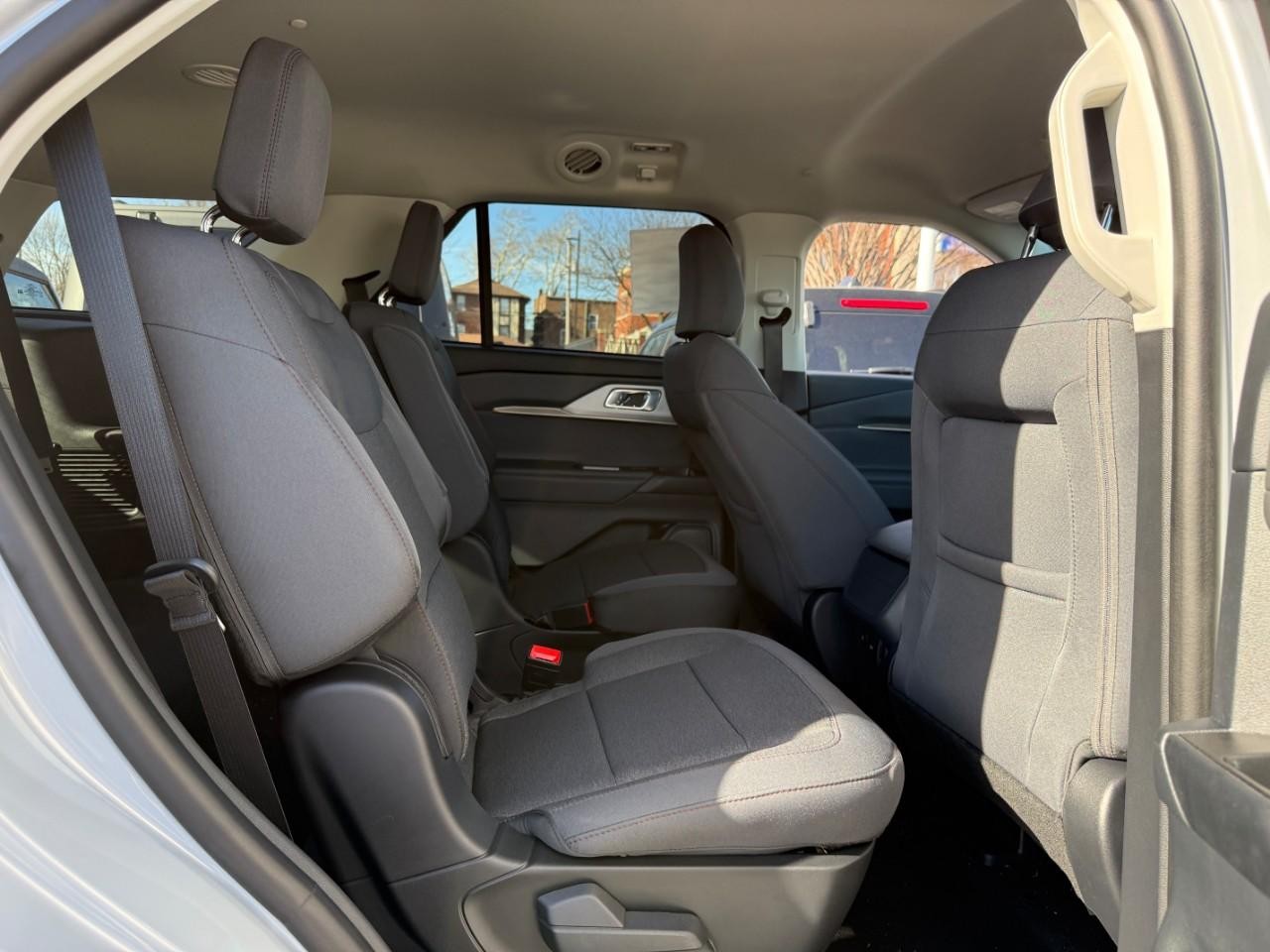 Ford Explorer Vehicle Full-screen Gallery Image 05