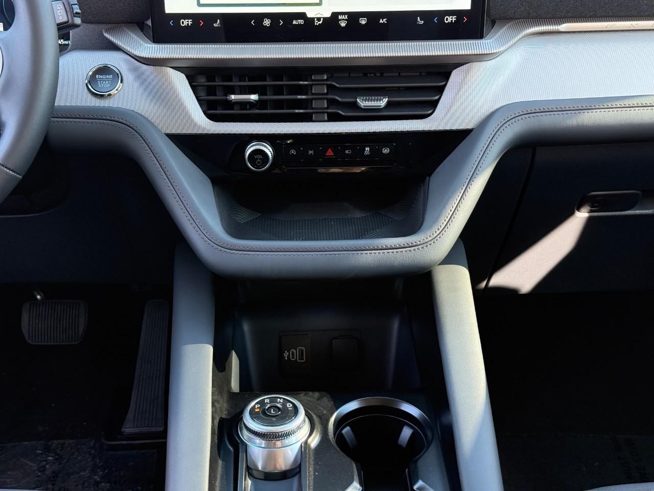 Ford Explorer Vehicle Full-screen Gallery Image 10