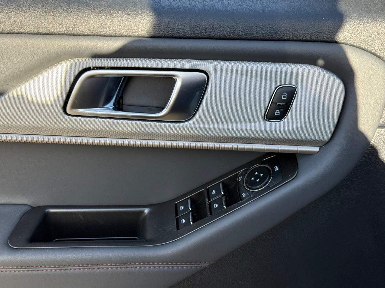 Ford Explorer Vehicle Full-screen Gallery Image 11