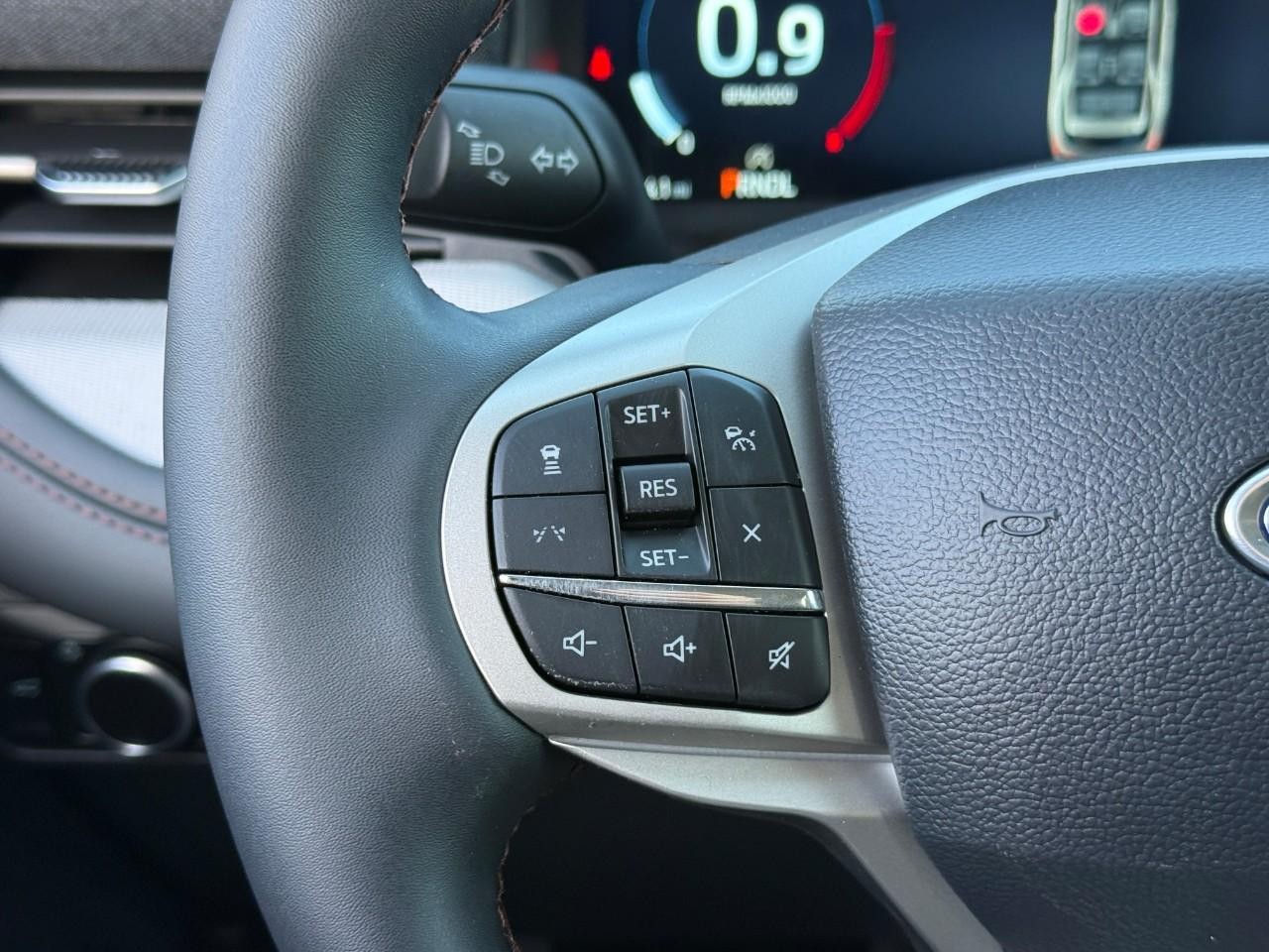 Ford Explorer Vehicle Full-screen Gallery Image 14