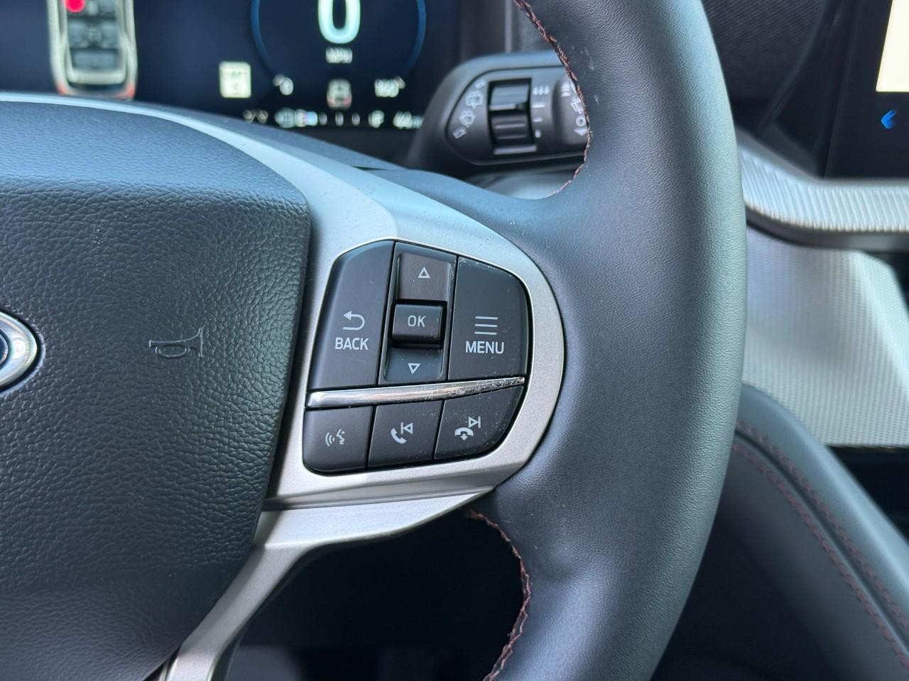 Ford Explorer Vehicle Full-screen Gallery Image 15