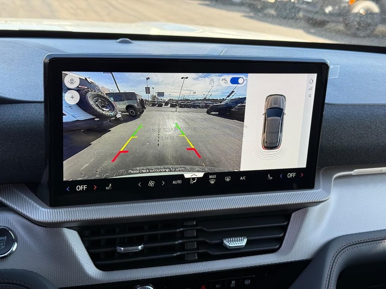 Ford Explorer Vehicle Full-screen Gallery Image 18