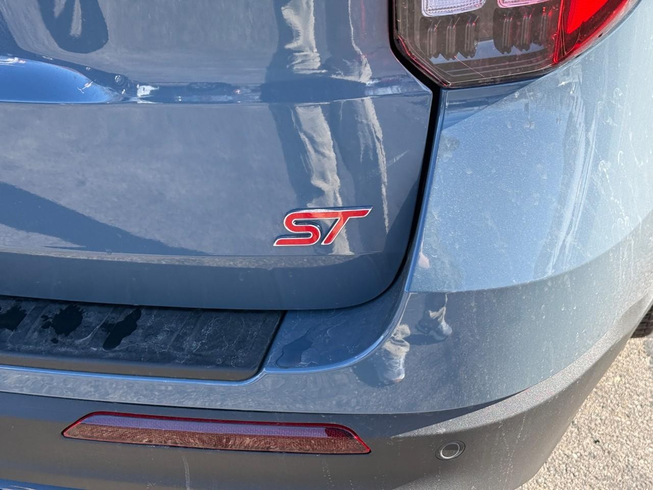 Ford Explorer Vehicle Full-screen Gallery Image 04