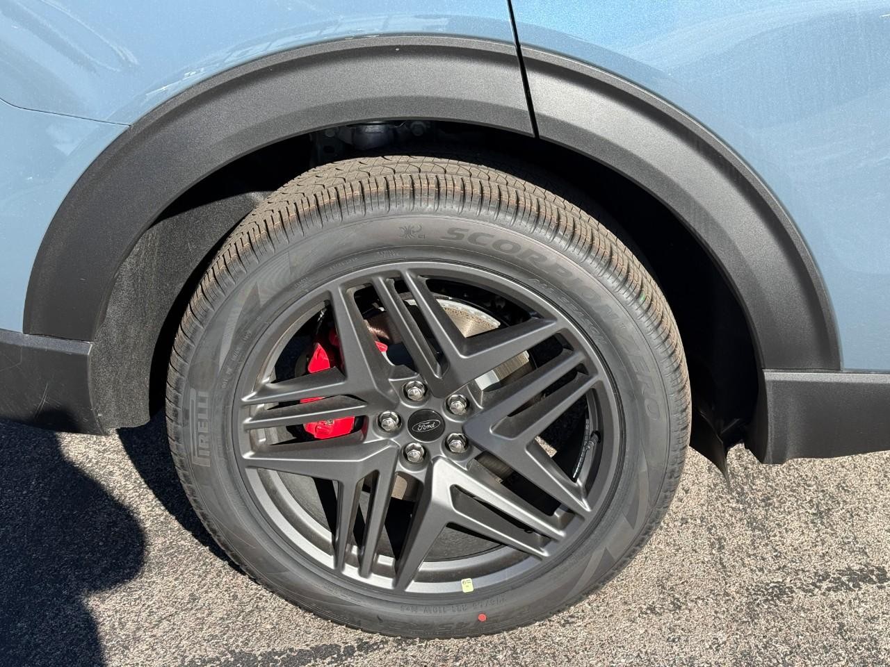 Ford Explorer Vehicle Full-screen Gallery Image 05