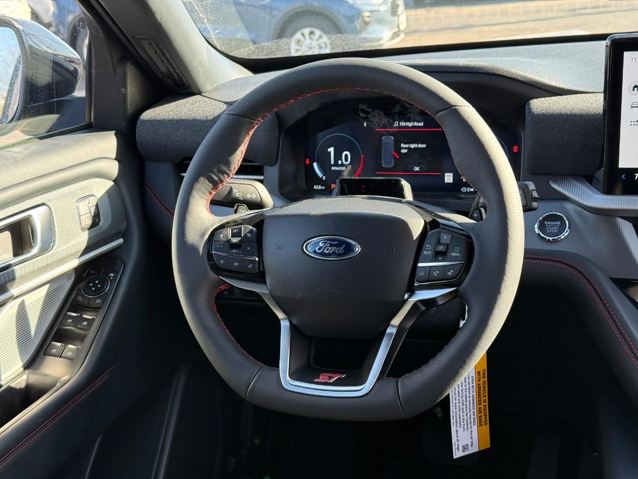 Ford Explorer Vehicle Full-screen Gallery Image 08