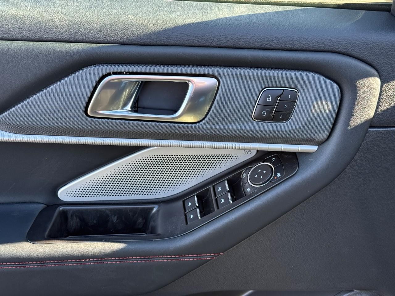 Ford Explorer Vehicle Full-screen Gallery Image 11