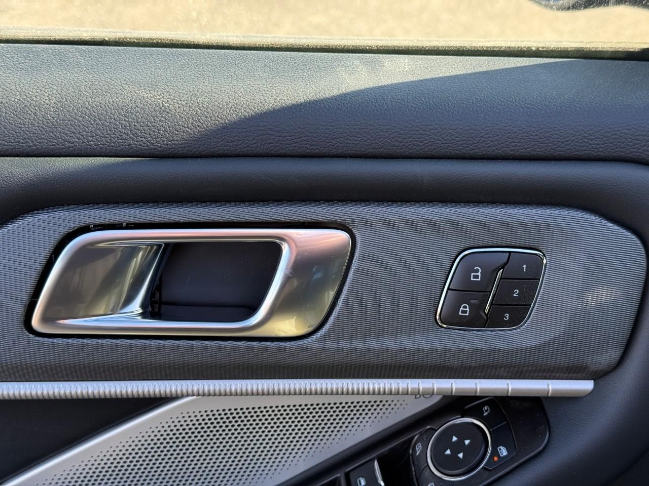 Ford Explorer Vehicle Full-screen Gallery Image 12