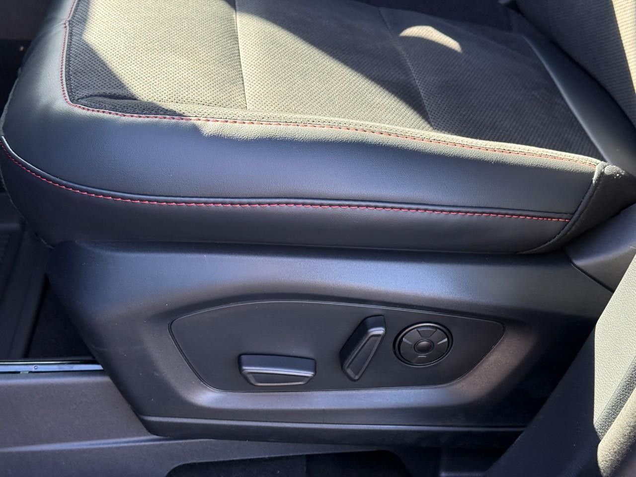 Ford Explorer Vehicle Full-screen Gallery Image 14