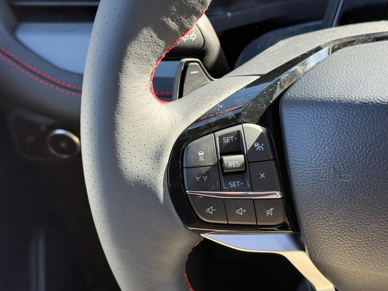 Ford Explorer Vehicle Full-screen Gallery Image 15