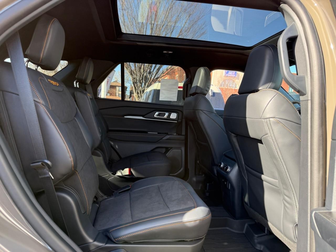 Ford Explorer Vehicle Full-screen Gallery Image 06