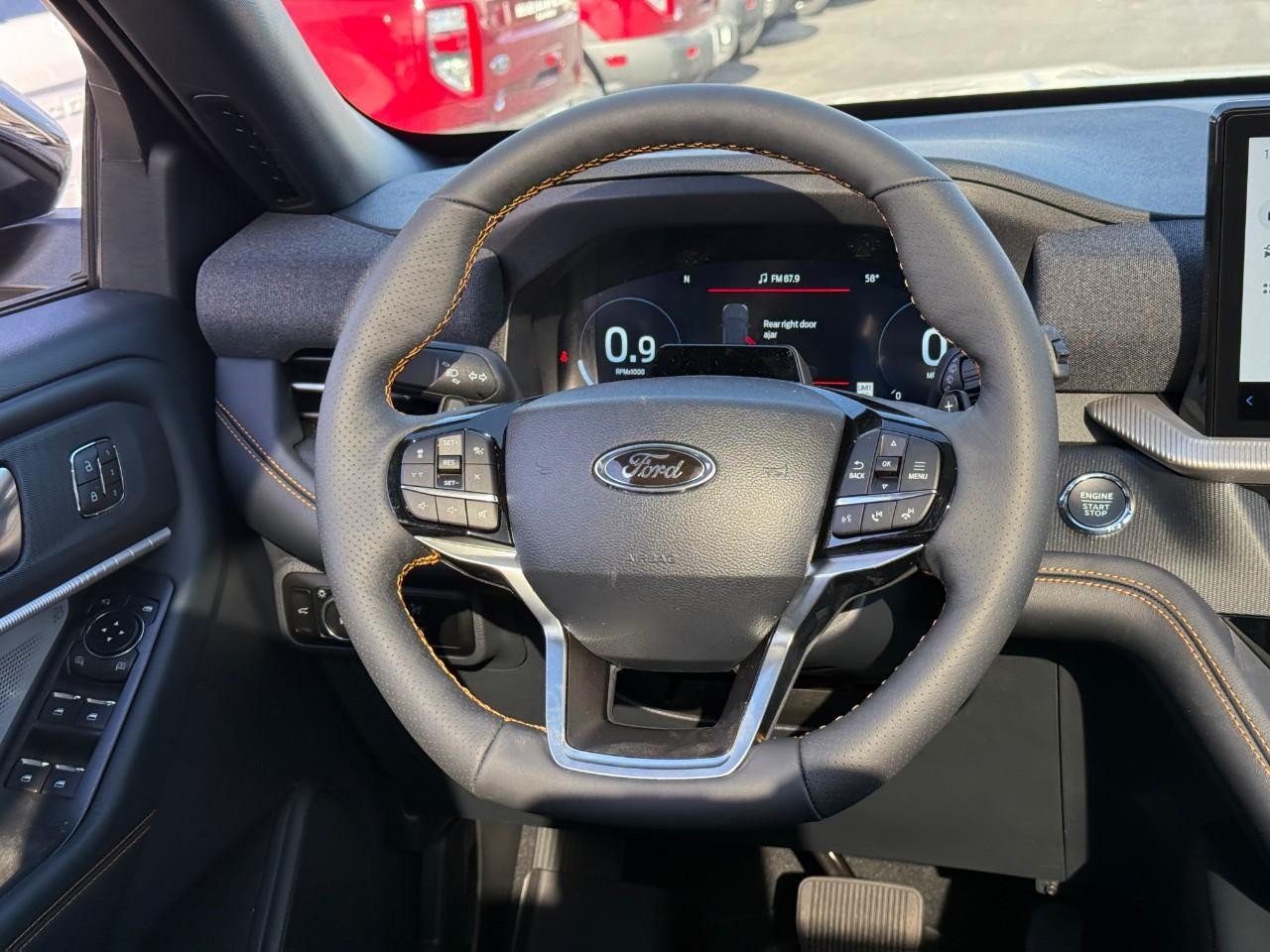 Ford Explorer Vehicle Full-screen Gallery Image 09