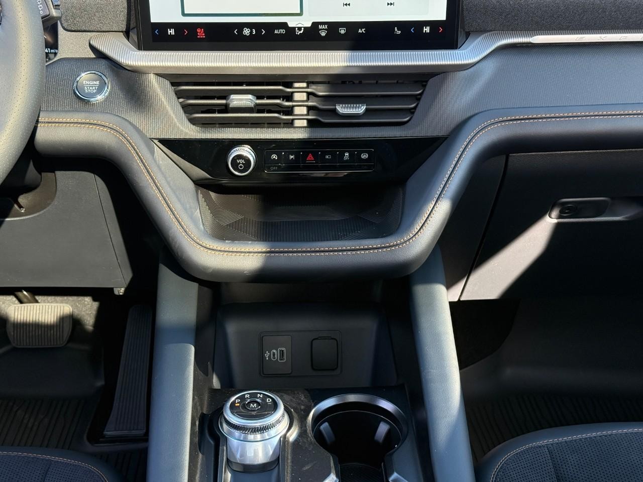 Ford Explorer Vehicle Full-screen Gallery Image 11