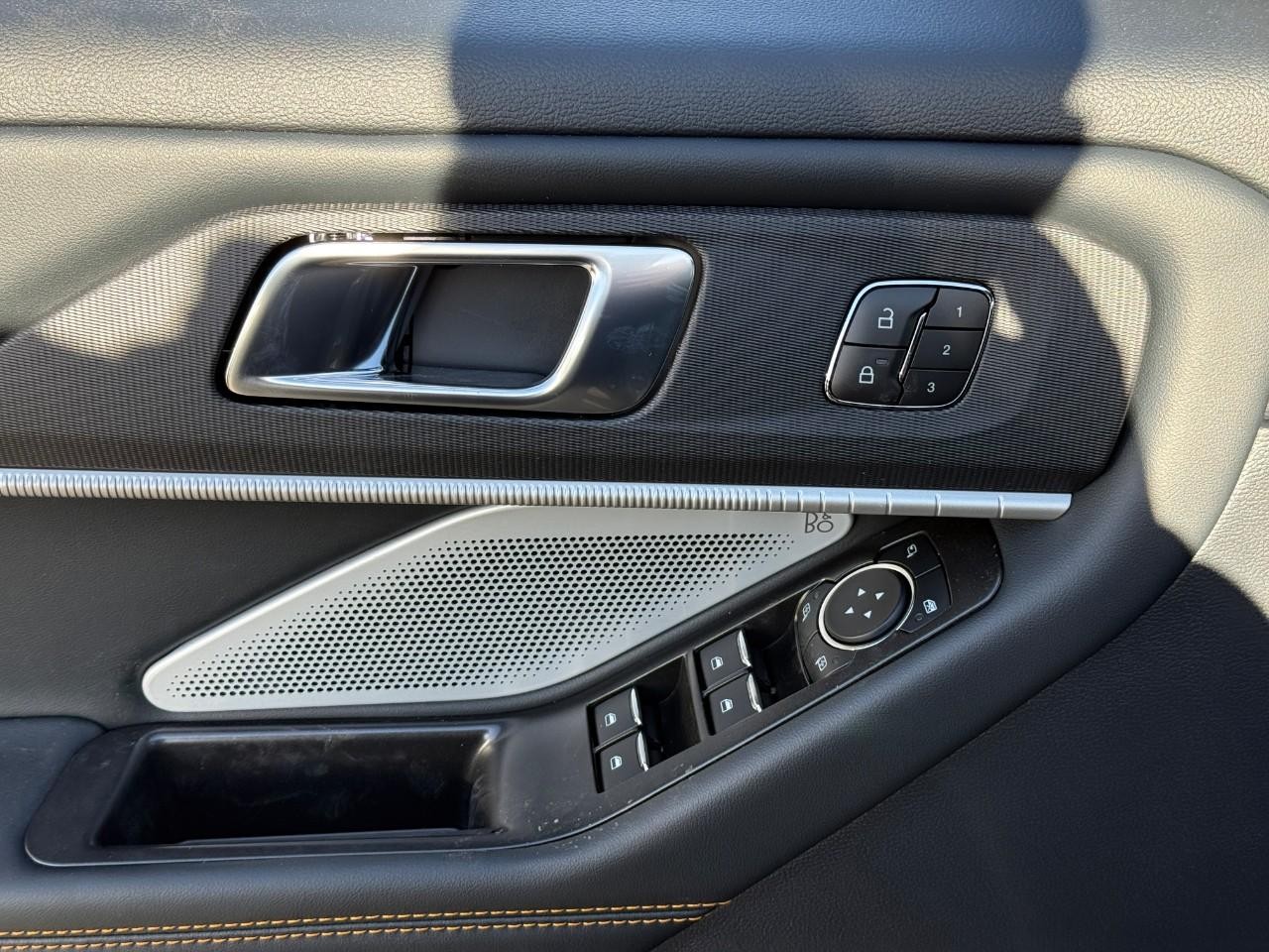 Ford Explorer Vehicle Full-screen Gallery Image 12