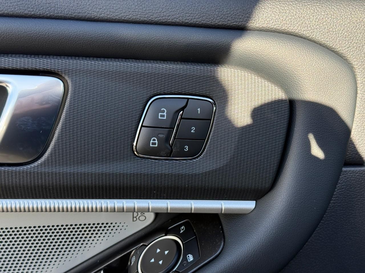 Ford Explorer Vehicle Full-screen Gallery Image 13