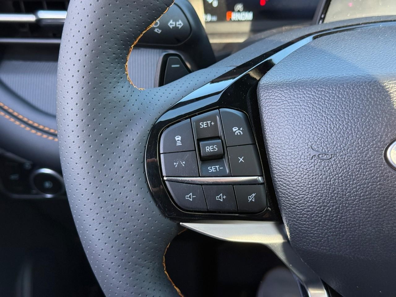 Ford Explorer Vehicle Full-screen Gallery Image 16