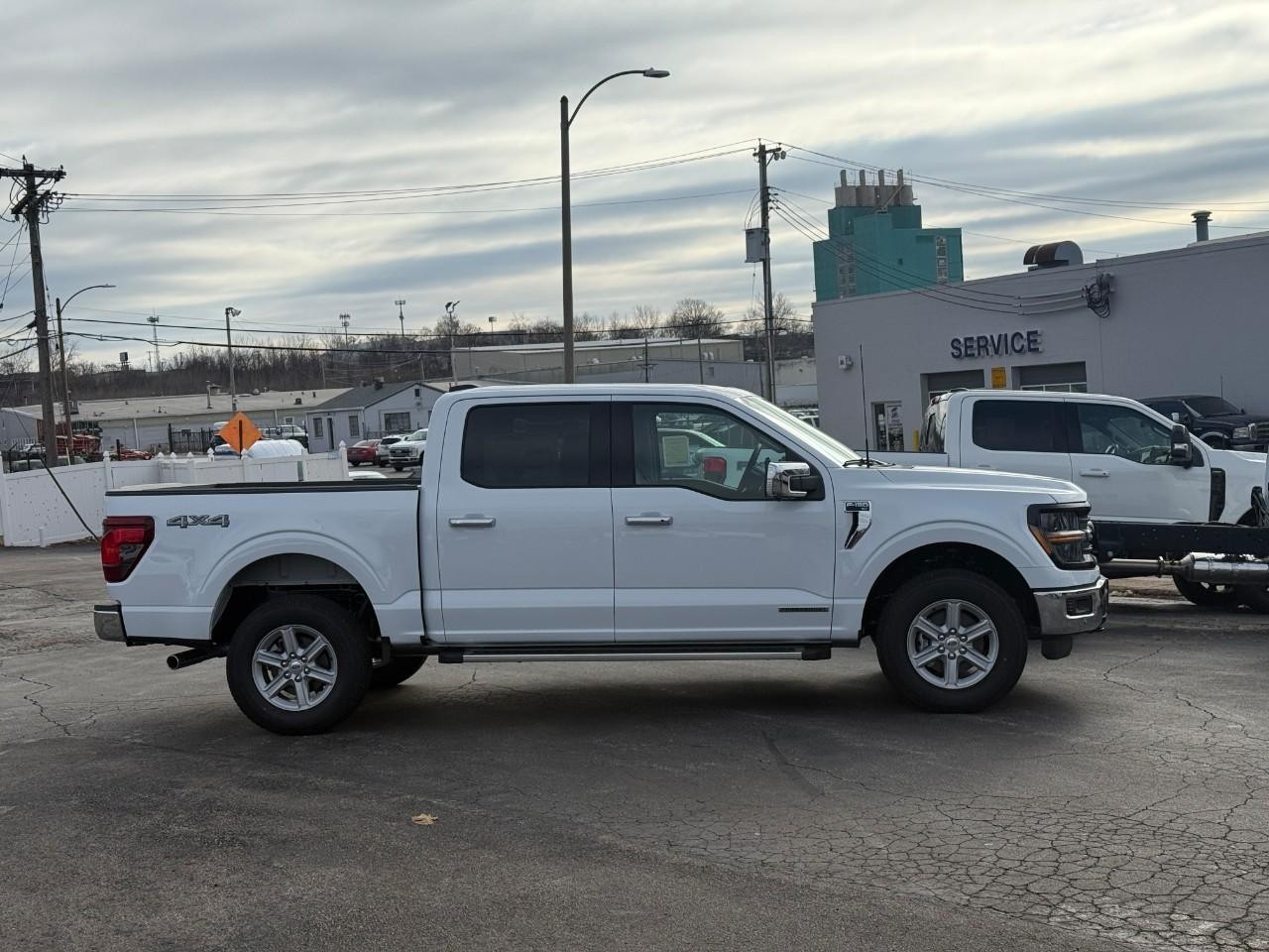 Ford F-150 Vehicle Full-screen Gallery Image 02