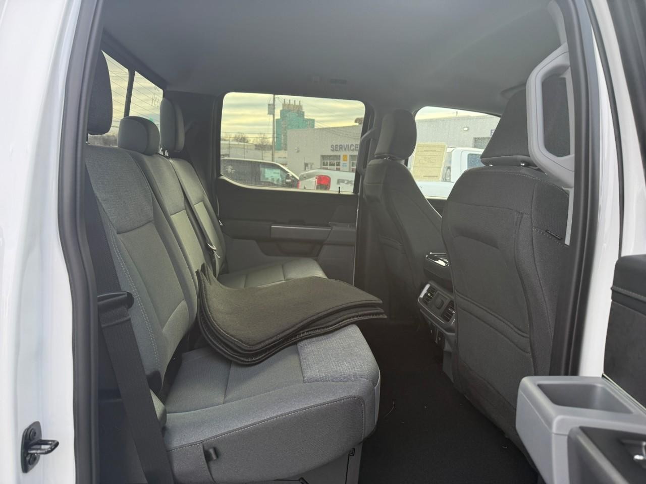 Ford F-150 Vehicle Full-screen Gallery Image 05
