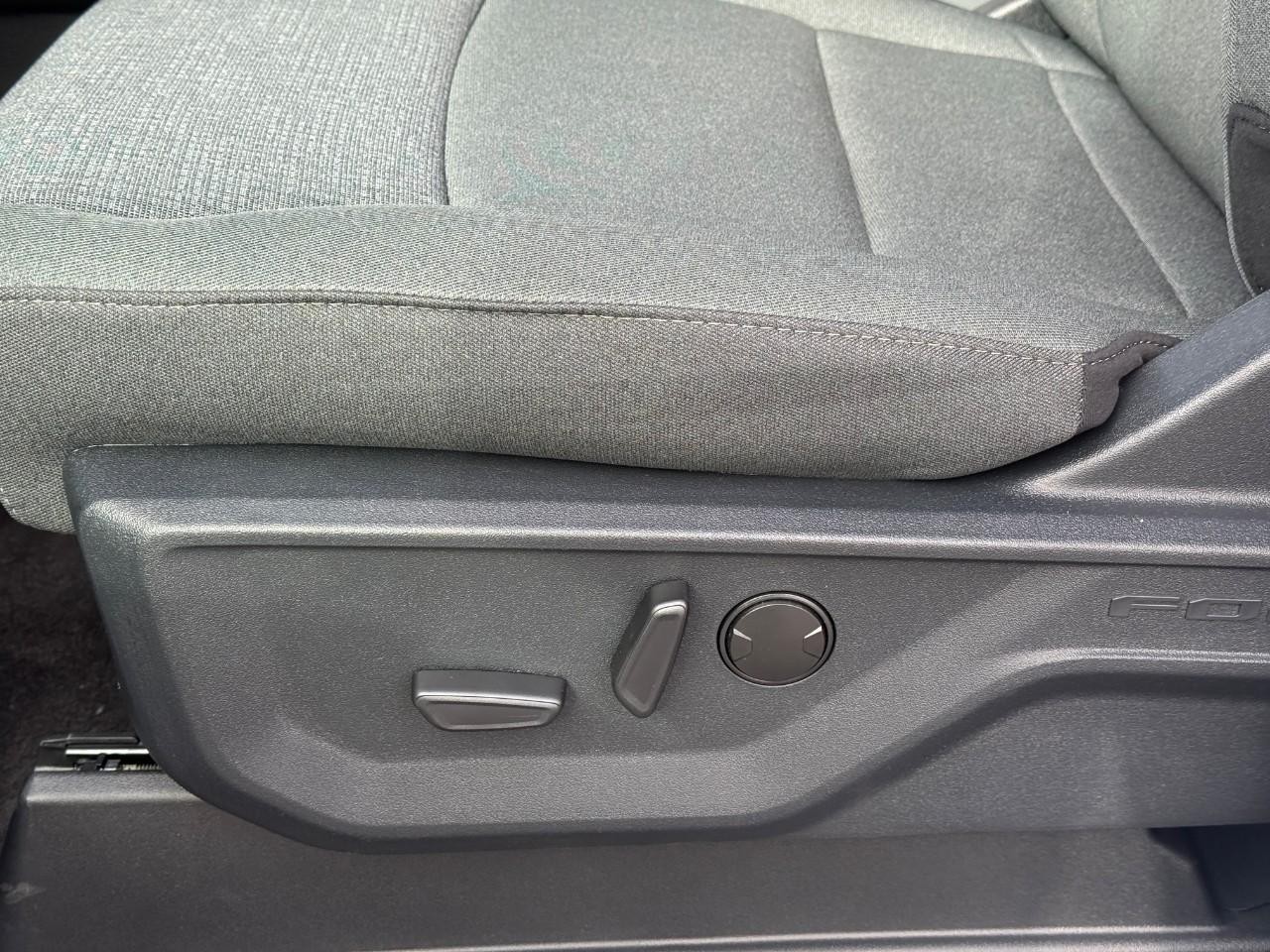 Ford F-150 Vehicle Full-screen Gallery Image 12