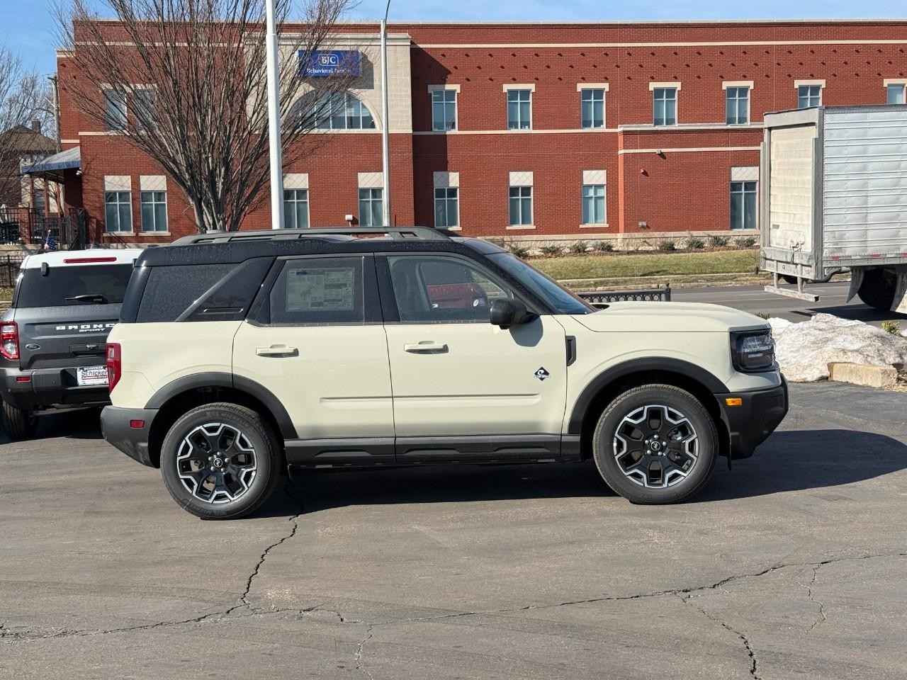 Ford Bronco Sport Vehicle Full-screen Gallery Image 02