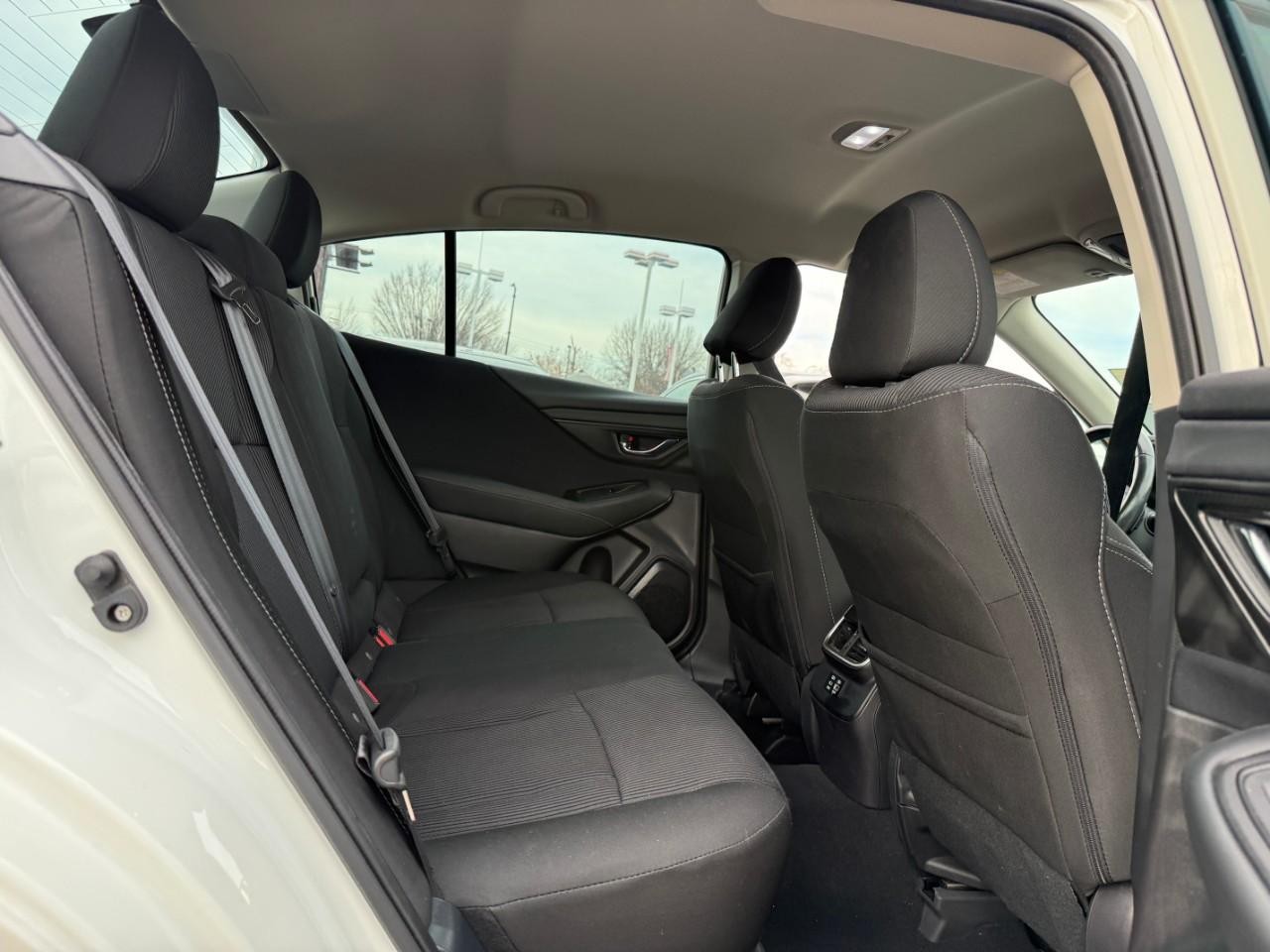 Subaru Legacy Vehicle Full-screen Gallery Image 09