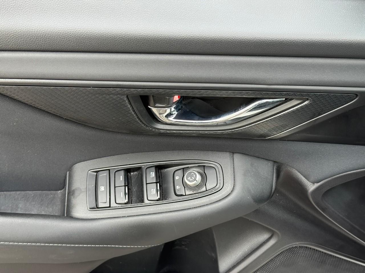 Subaru Legacy Vehicle Full-screen Gallery Image 14