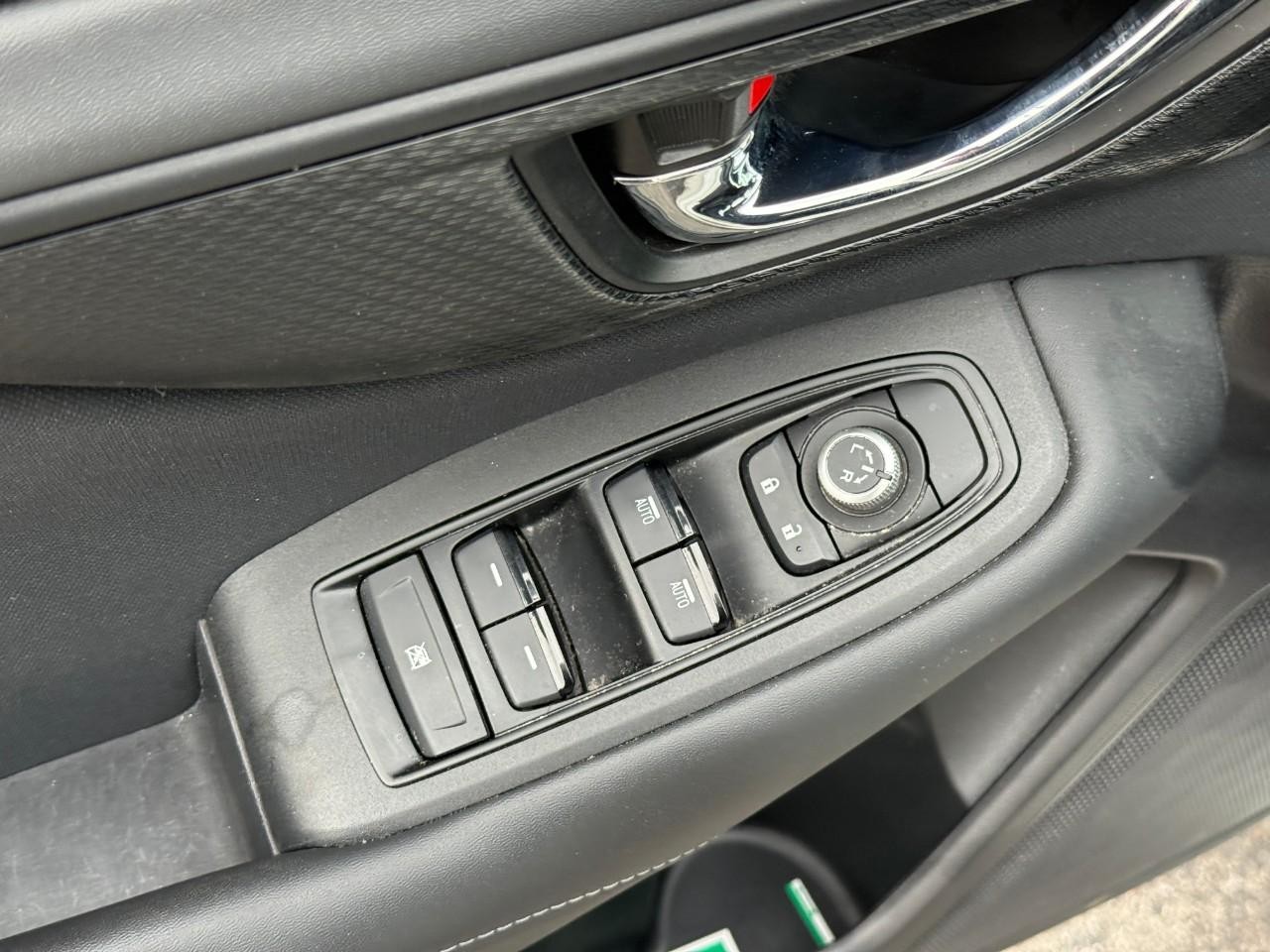 Subaru Legacy Vehicle Full-screen Gallery Image 15