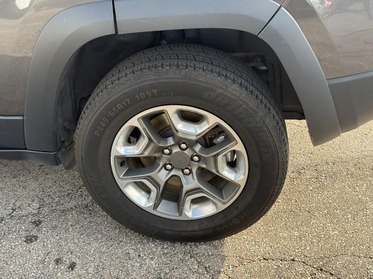 Jeep Cherokee Vehicle Full-screen Gallery Image 06