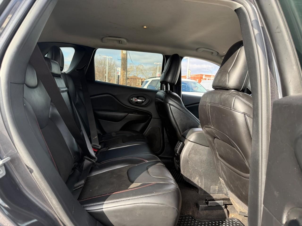 Jeep Cherokee Vehicle Full-screen Gallery Image 11