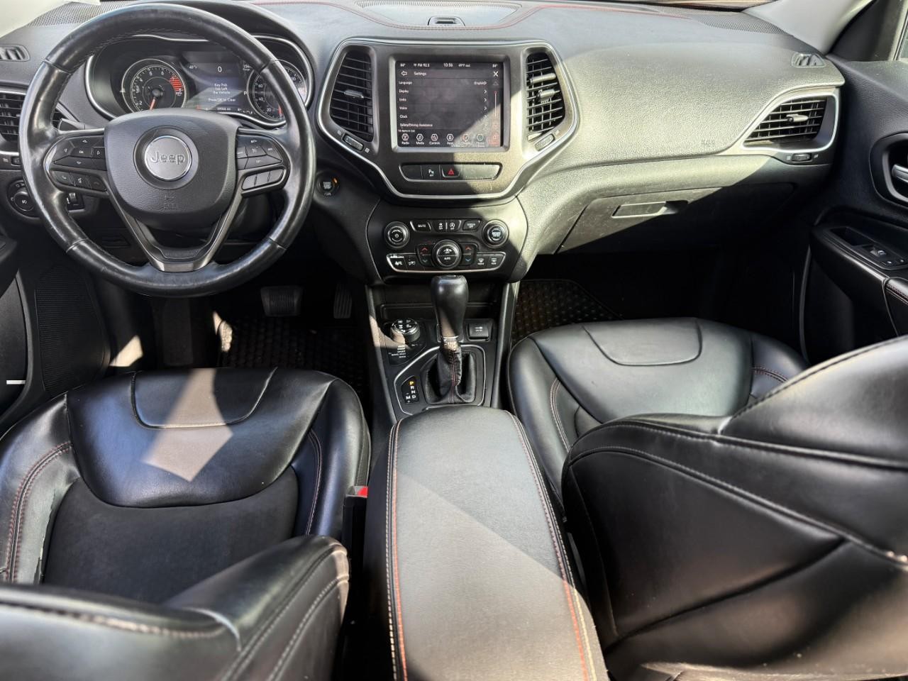 Jeep Cherokee Vehicle Full-screen Gallery Image 12