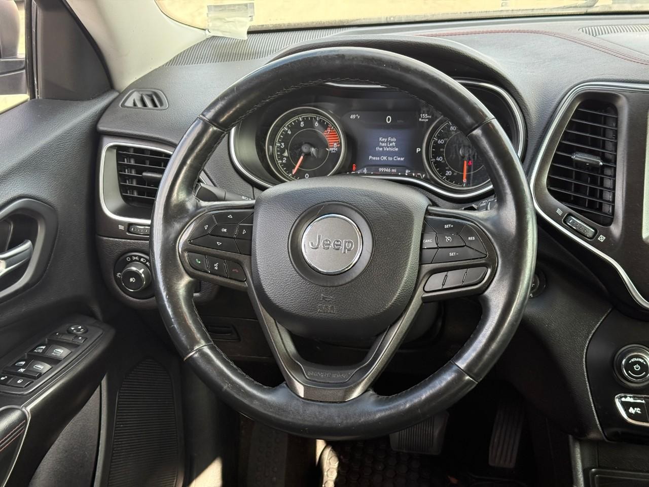 Jeep Cherokee Vehicle Full-screen Gallery Image 13