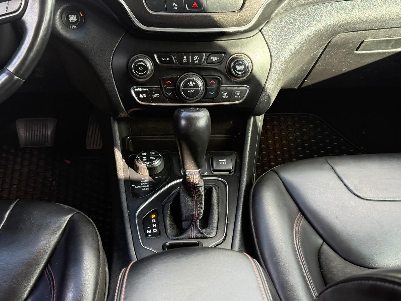 Jeep Cherokee Vehicle Full-screen Gallery Image 15