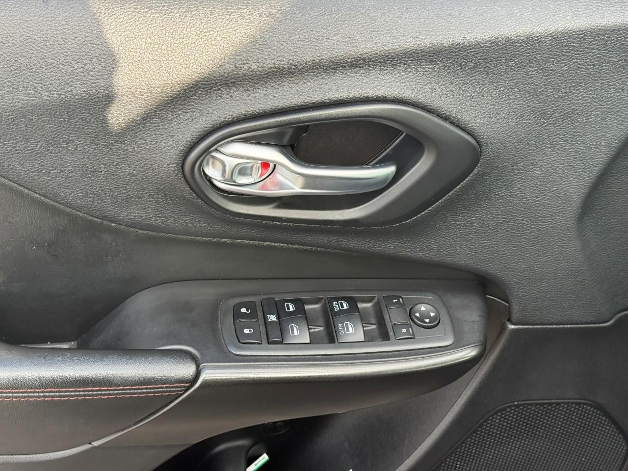 Jeep Cherokee Vehicle Full-screen Gallery Image 16