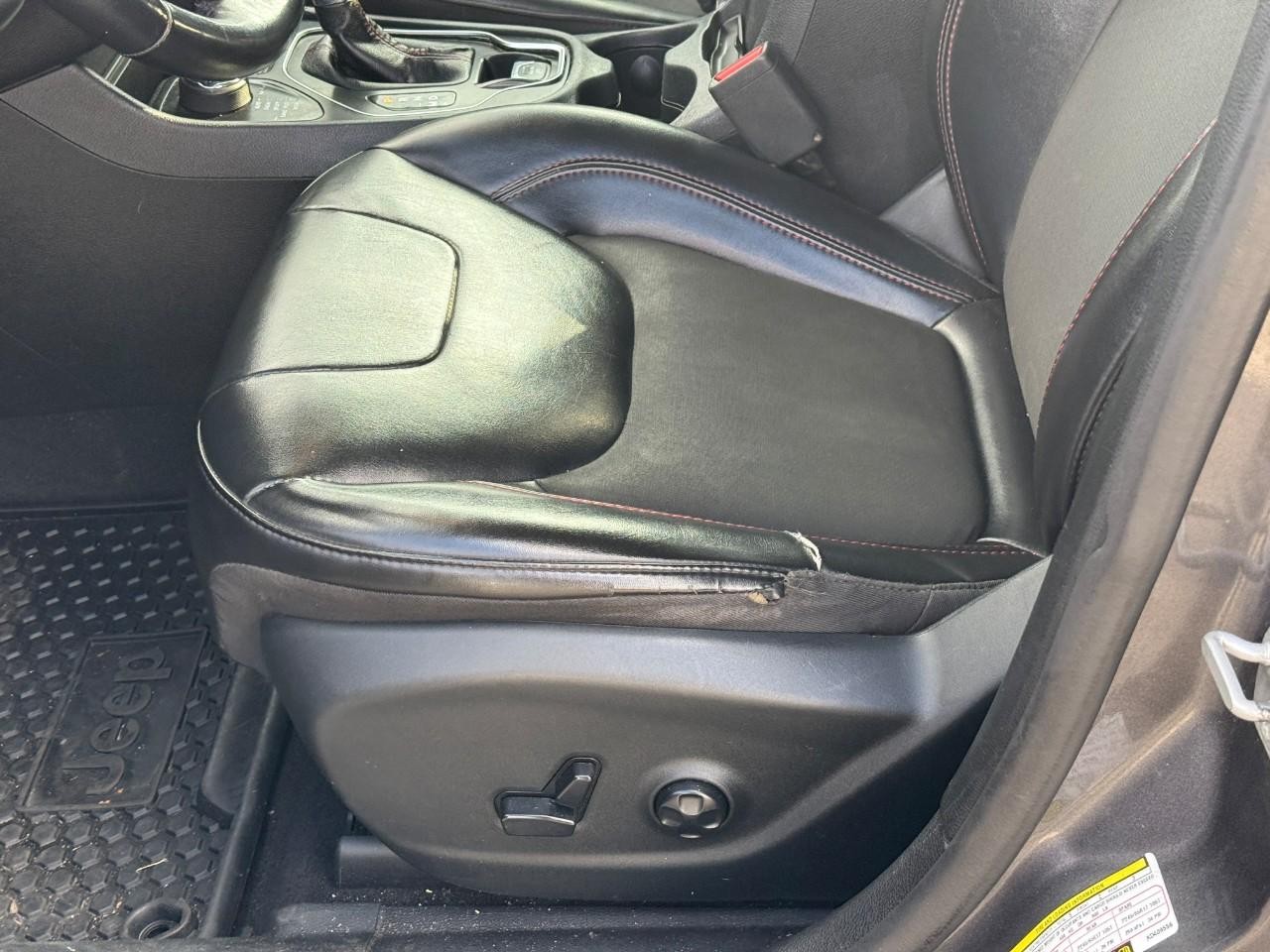 Jeep Cherokee Vehicle Full-screen Gallery Image 17