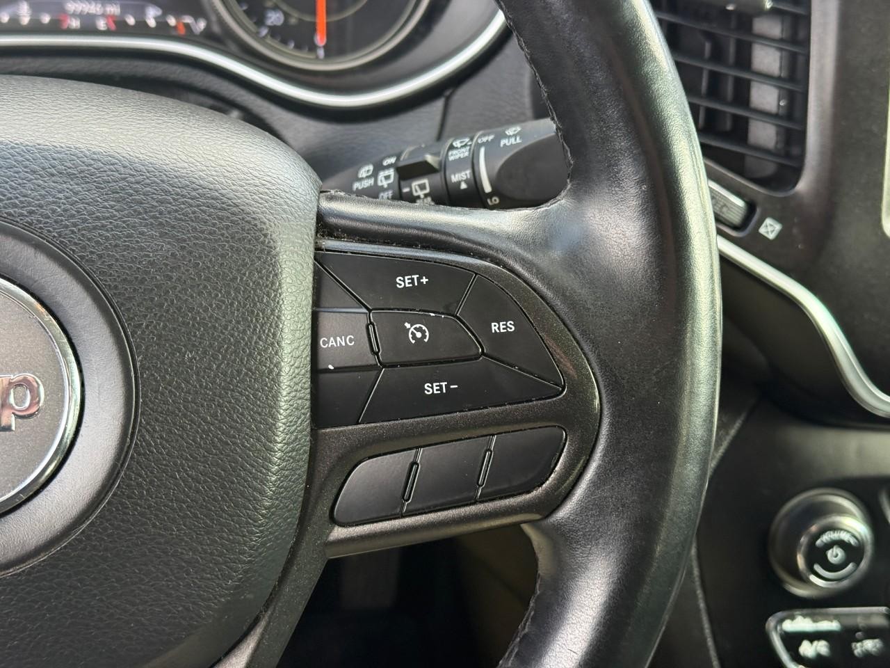 Jeep Cherokee Vehicle Full-screen Gallery Image 20