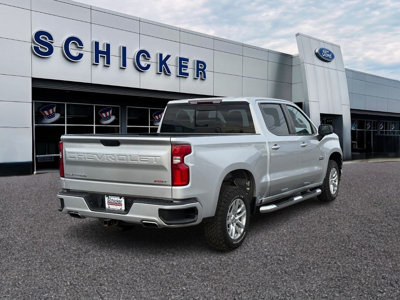 Chevrolet Silverado 1500 Vehicle Full-screen Gallery Image 02