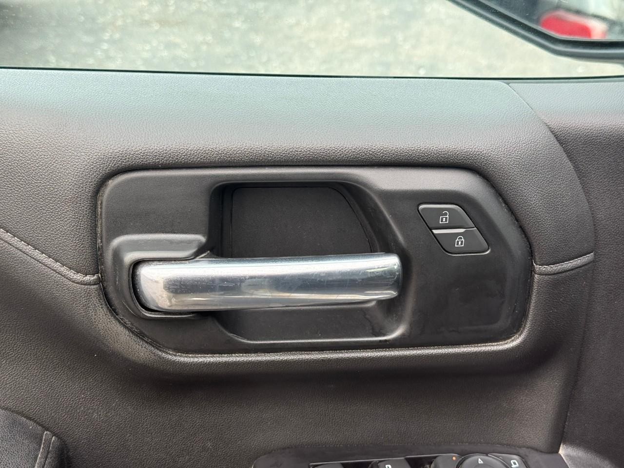 Chevrolet Silverado 1500 Vehicle Full-screen Gallery Image 16