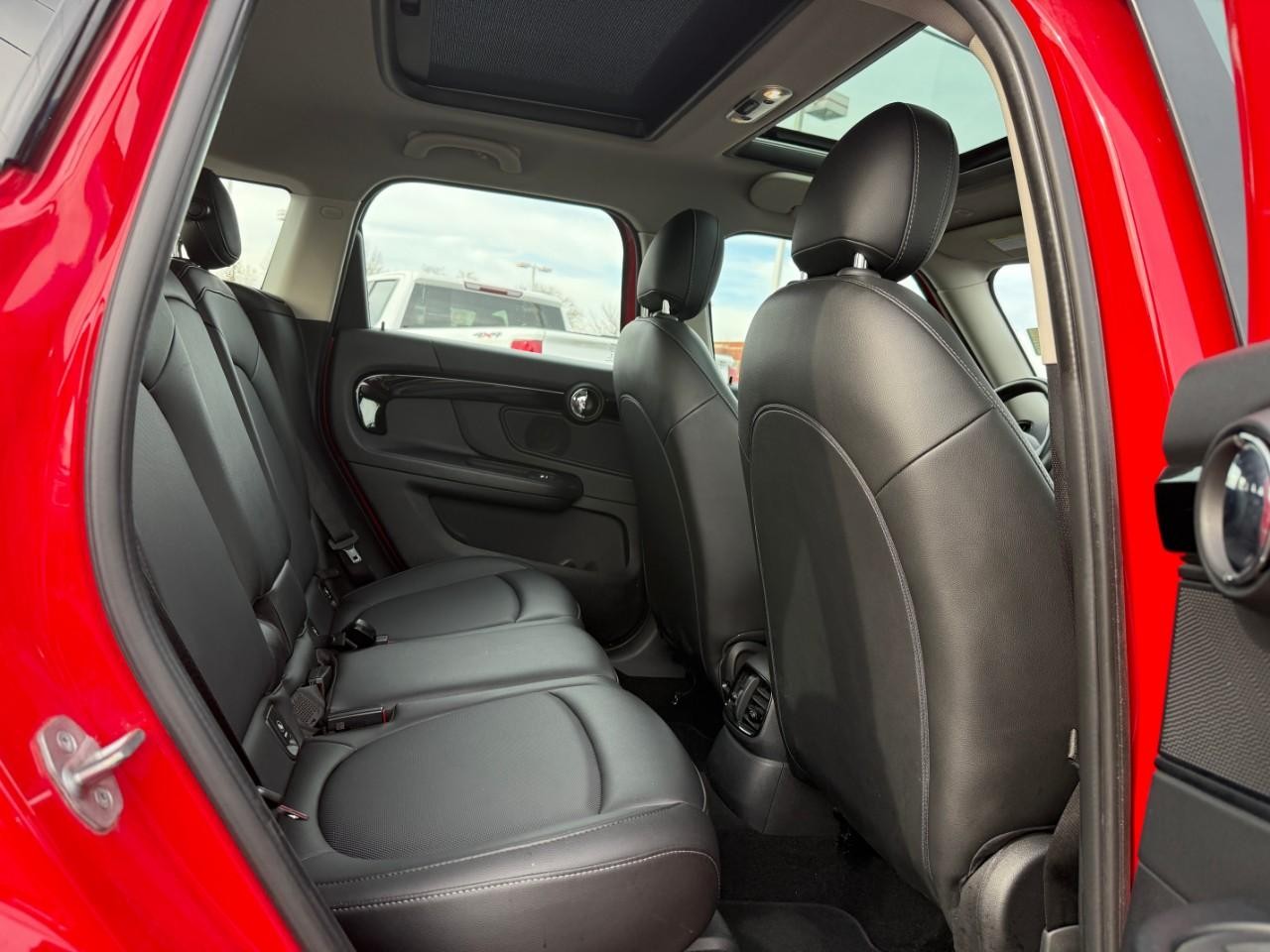 MINI Countryman Vehicle Full-screen Gallery Image 10