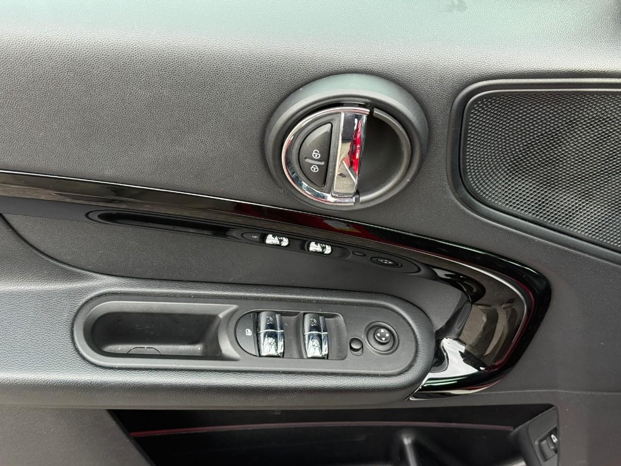 MINI Countryman Vehicle Full-screen Gallery Image 15