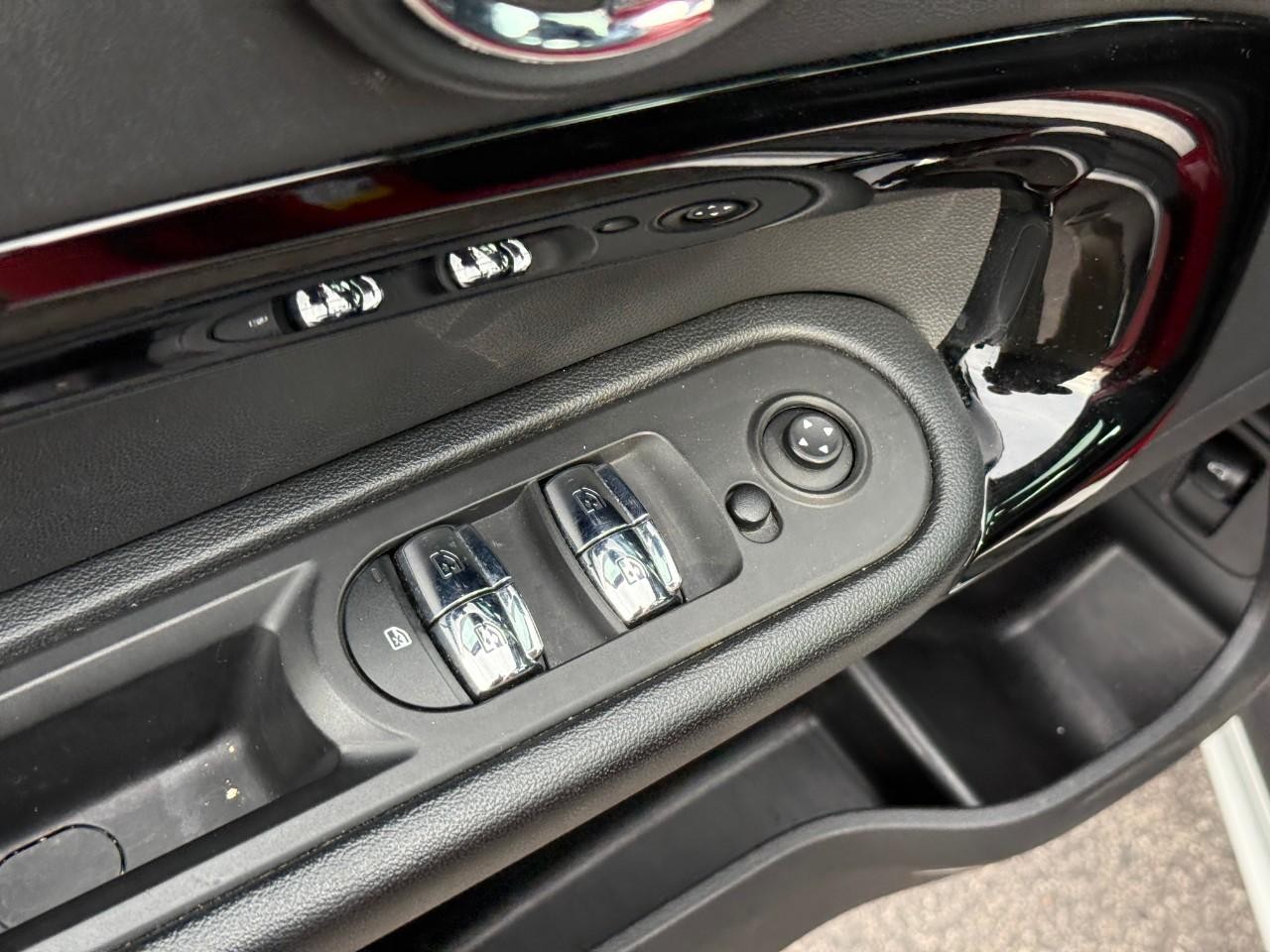 MINI Countryman Vehicle Full-screen Gallery Image 16