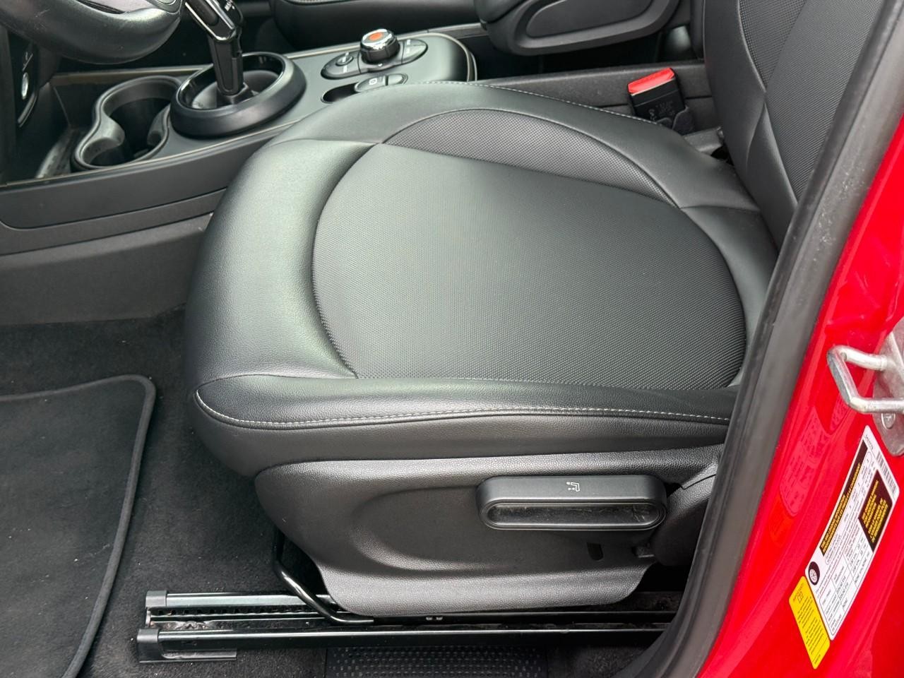 MINI Countryman Vehicle Full-screen Gallery Image 17