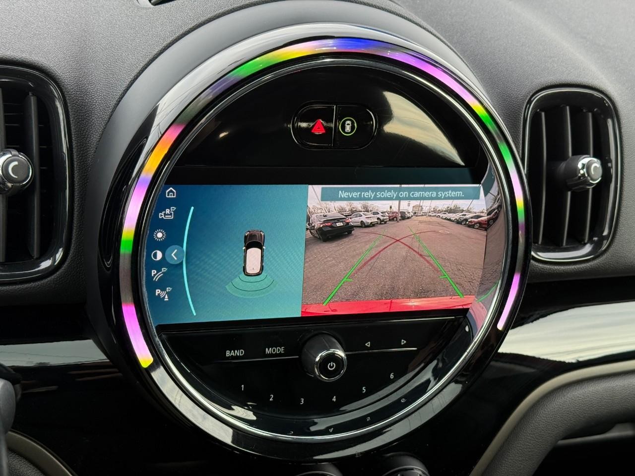 MINI Countryman Vehicle Full-screen Gallery Image 23