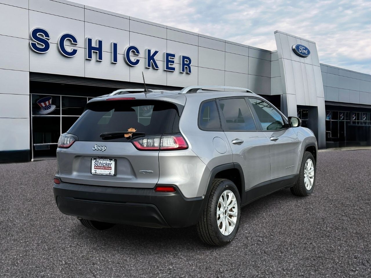 Jeep Cherokee Vehicle Full-screen Gallery Image 02