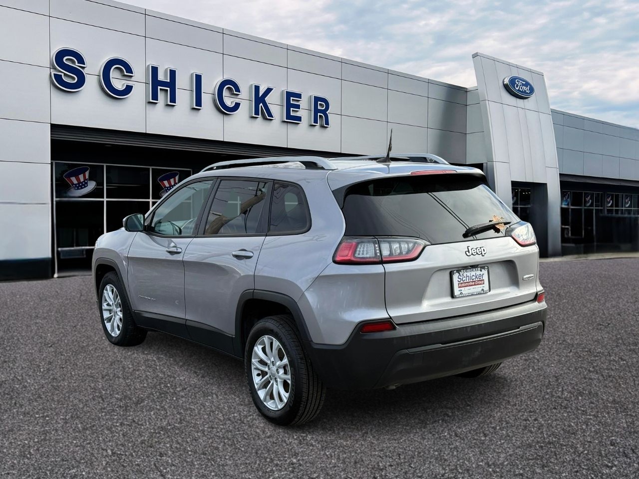 Jeep Cherokee Vehicle Full-screen Gallery Image 03