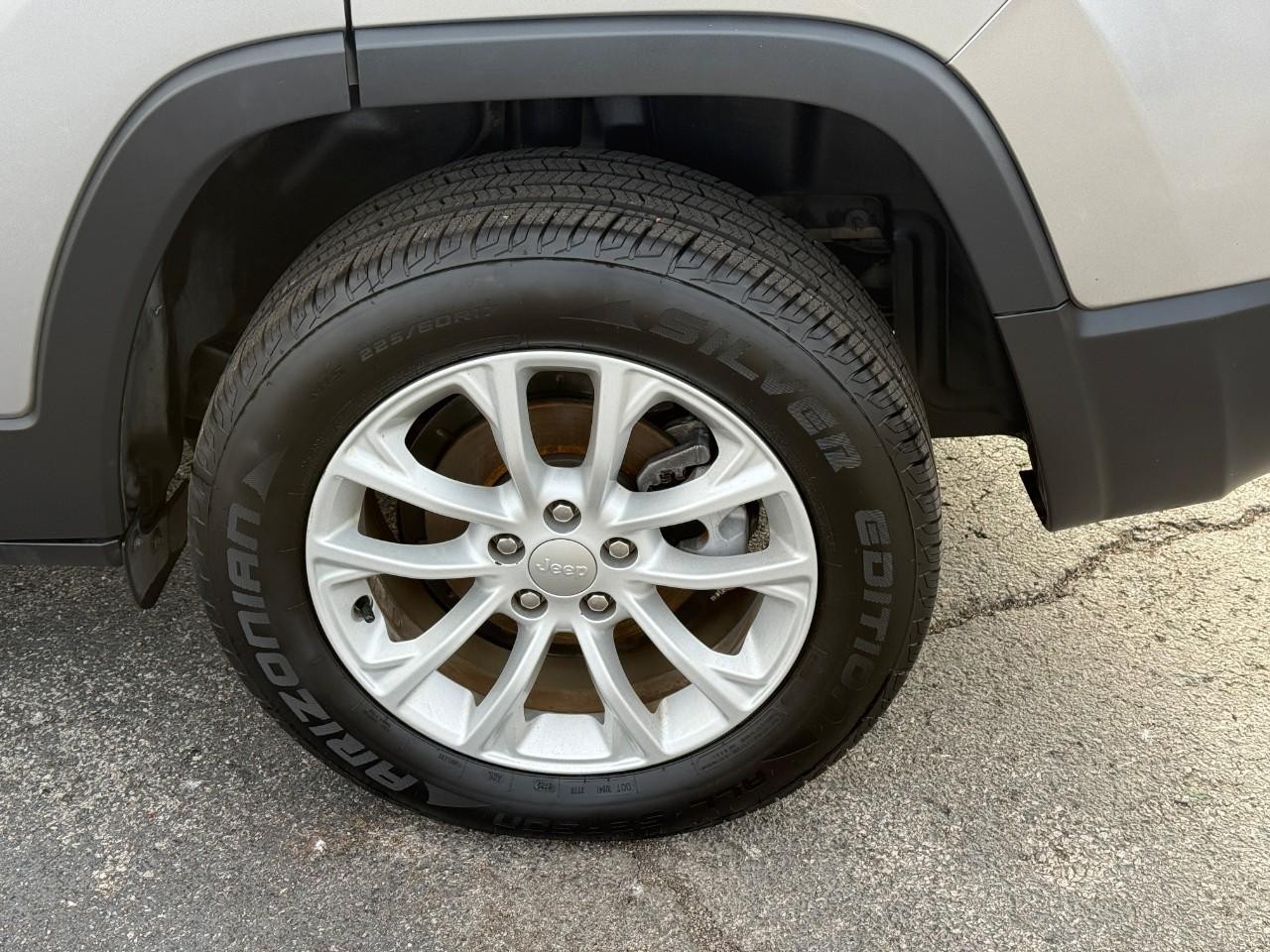 Jeep Cherokee Vehicle Full-screen Gallery Image 06