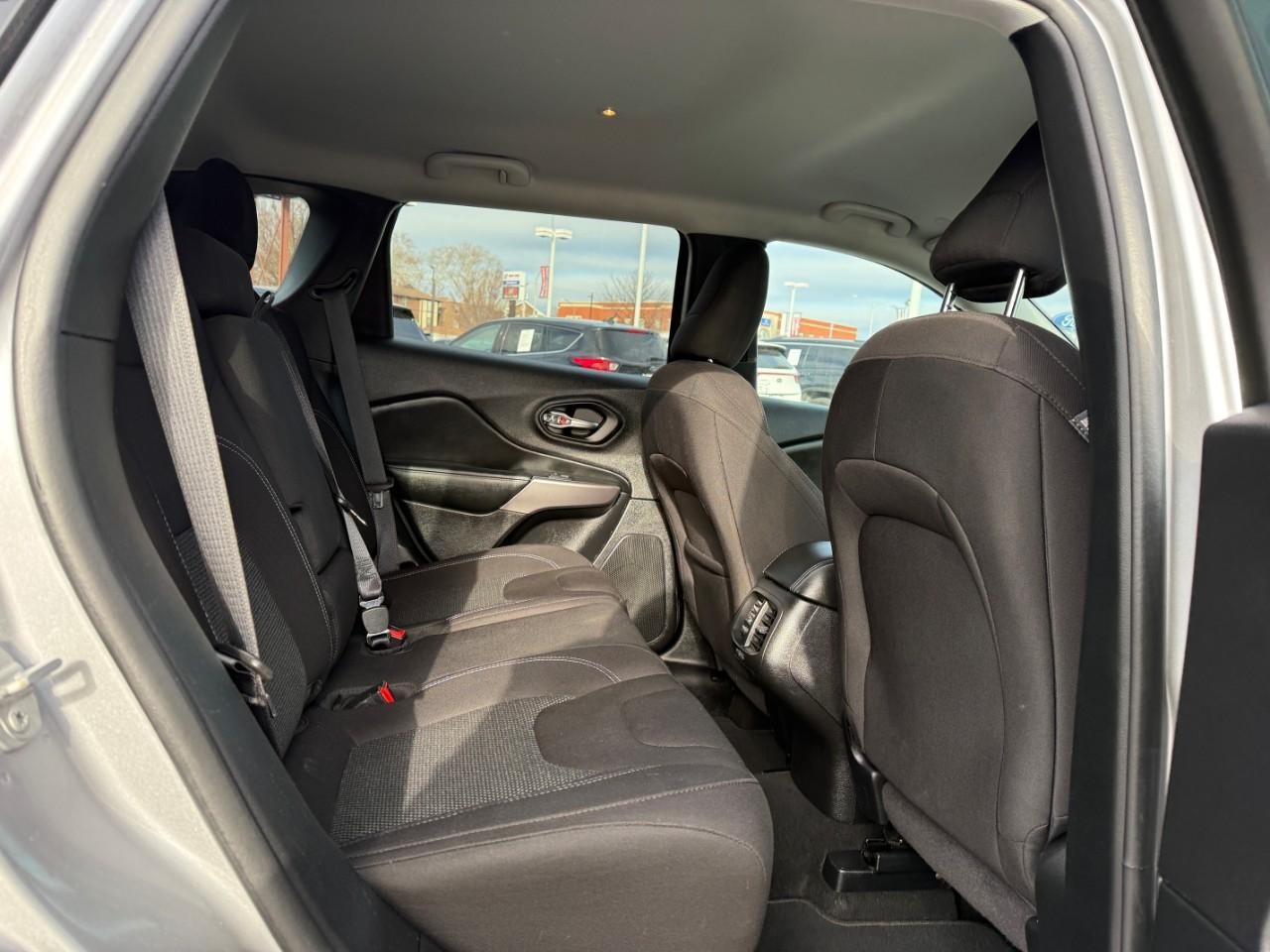 Jeep Cherokee Vehicle Full-screen Gallery Image 10