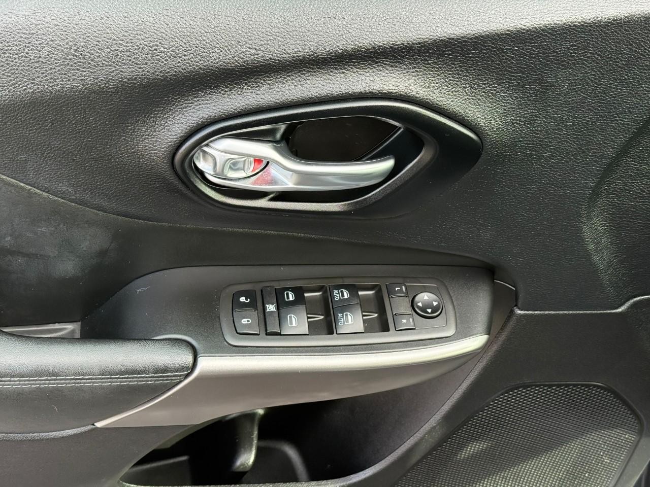 Jeep Cherokee Vehicle Full-screen Gallery Image 15